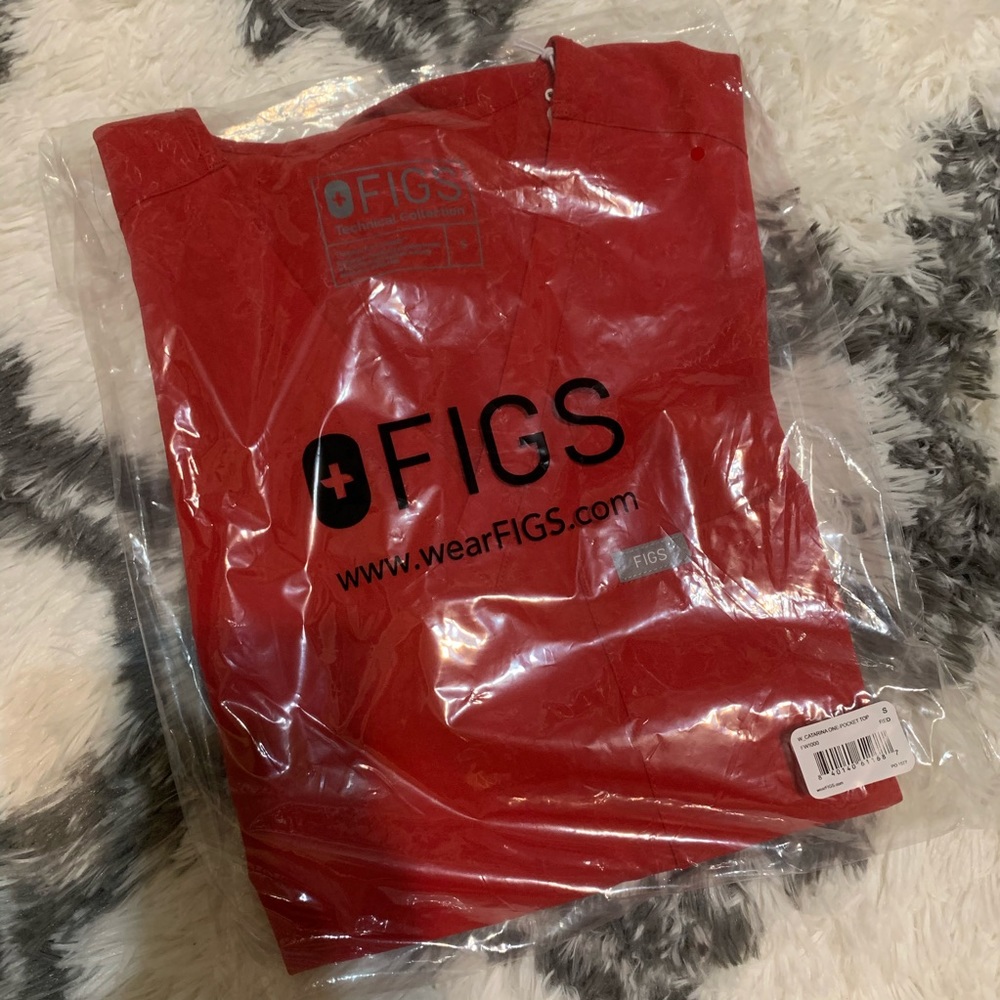NWT! Figs Catarina scrub top